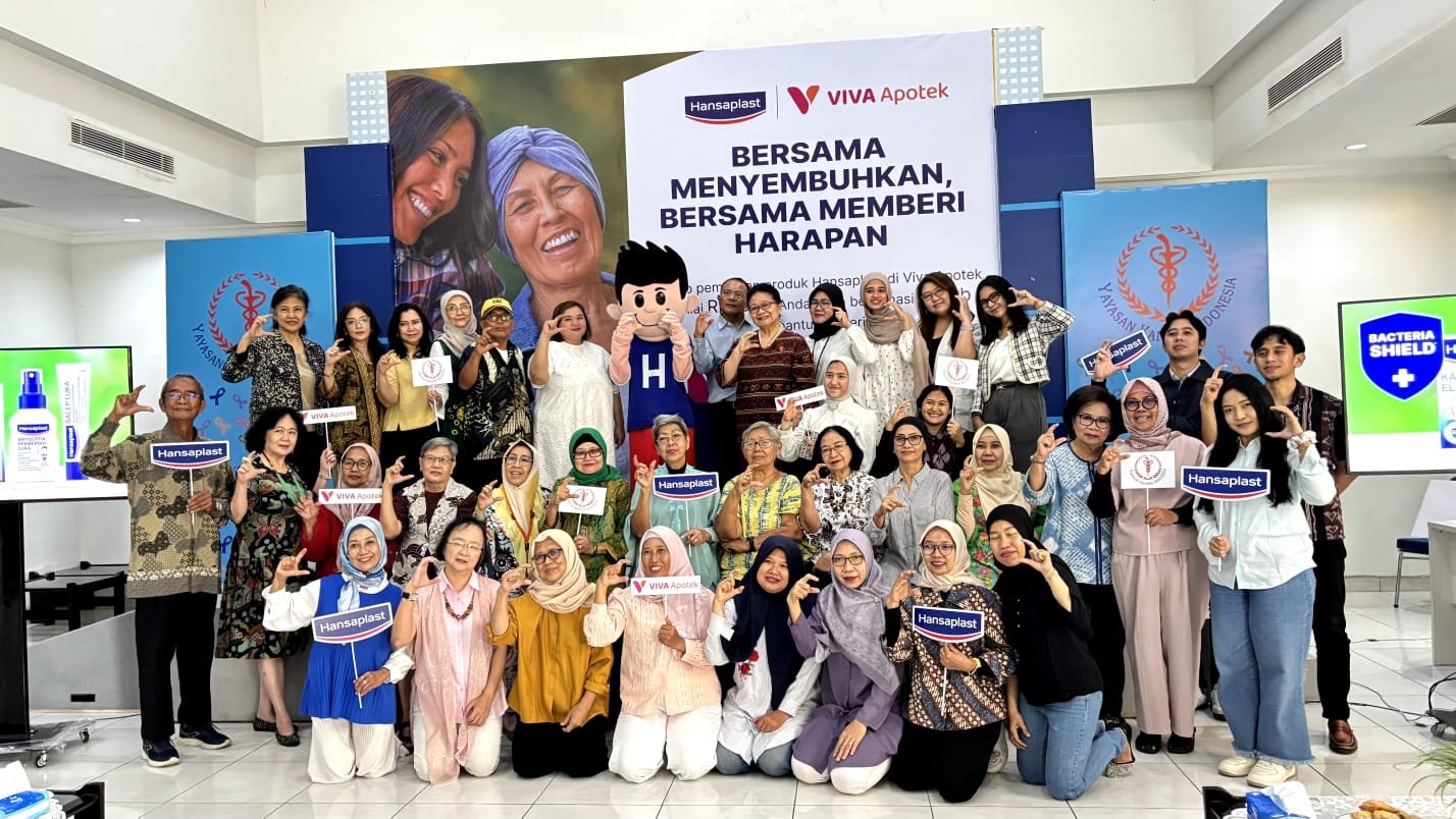 VIVA Apotek dan Hansaplast Salurkan Donasi Rp50 Juta untuk Dukung Pencegahan Kanker