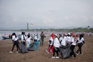 Yayasan WINGS Peduli Perluas Kampanye #PilahDariSekarang di Pantai Pangandaran, Kelola 738 Kg Sampah melalui Aksi Bersih