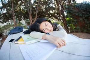 Apa Itu Power Nap? Tidur Siang Singkat yang Bikin Fokus dan Energi Balik Lagi