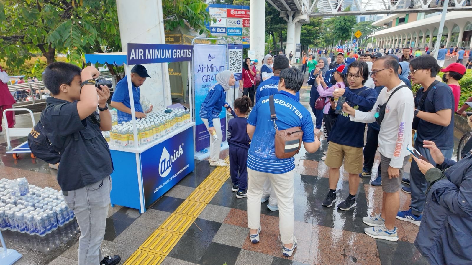 Adrink Bagikan 5.000 Air Minum Gratis di CFD, Gabungkan Inovasi Iklan dan Dampak Sosial