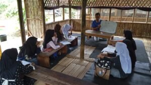 Belajar Matematika Gratis Tiap Minggu, Anak-anak Kampung Pasirangin Antusias Datangi Kompleks Edukasi Putra Bangsa