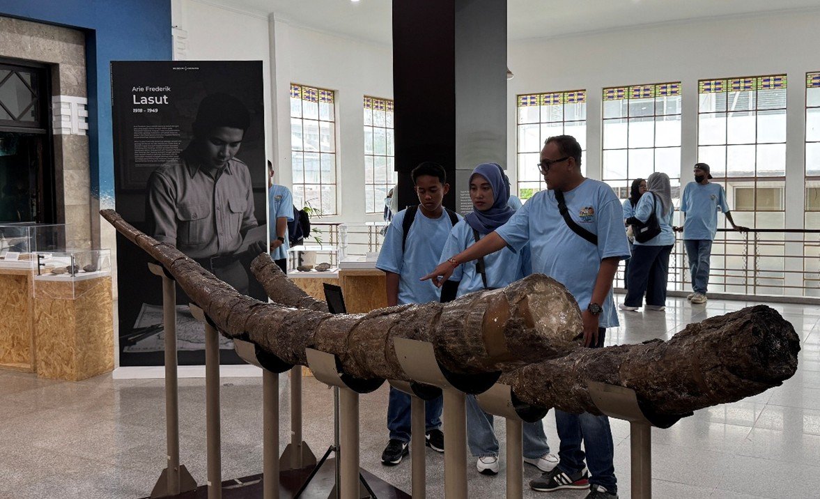 FIFGROUP Salurkan Beasiswa Ceria untuk 473 Anak Karyawan di Seluruh Indonesia