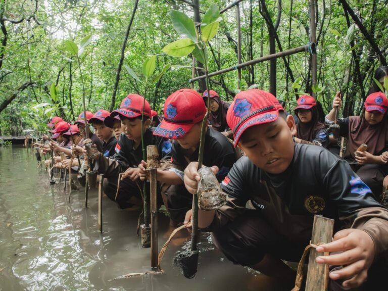 HARRIS Puri Mansion & Oakwood PIK Tanam Mangrove Bersama Siswa di World Environment Education Day 2026