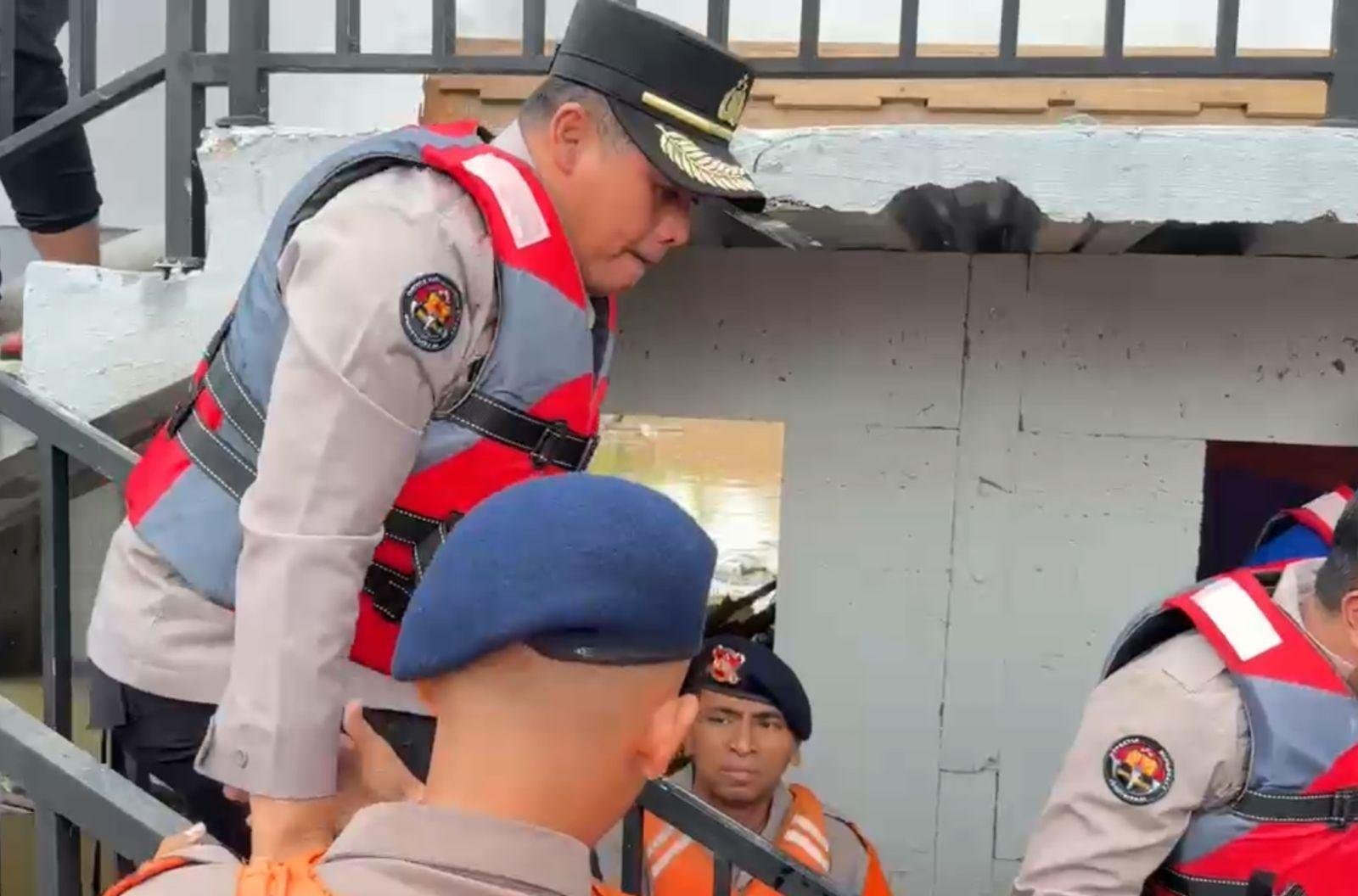 Kabid Humas Bersama Tim SAR Sat Brimob Polda Jabar Turun Langsung Bantu Warga Terdampak Banjir