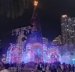 Ikonik, Prosesi Lighting Tree 33 Meter Central Park Mall Hangatkan Perayaan Natal di Jakarta