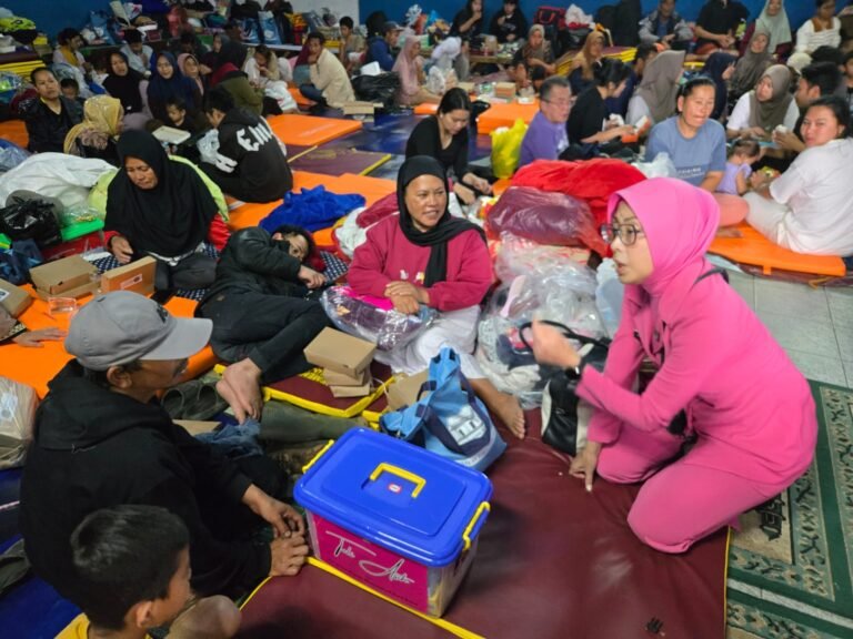 Ketua Bhayangkari Jabar Salurkan Bantuan untuk Korban Longsor dan Banjir Bandang di Pasirlangu KBB