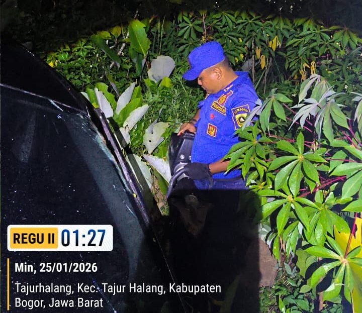 Mobil Terperosok di Jalur Bomang Tajurhalang, Damkar Kabupaten Bogor Evakuasi Dini Hari