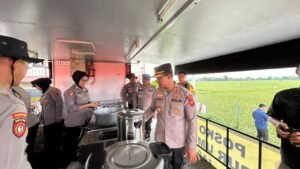 Polda Jabar dan Polres Karawang Kerahkan Dapur Lapangan, Ringankan Beban Warga Terdampak Banjir