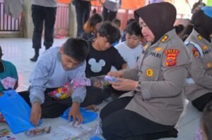 Polwan Polda Jabar Bagikan Makanan Ringan untuk Anak-Anak Pengungsi Longsor di Cisarua