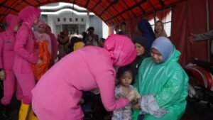 Polda Jabar Salurkan Bantuan Sosial untuk Warga Terdampak Banjir di Karangligar