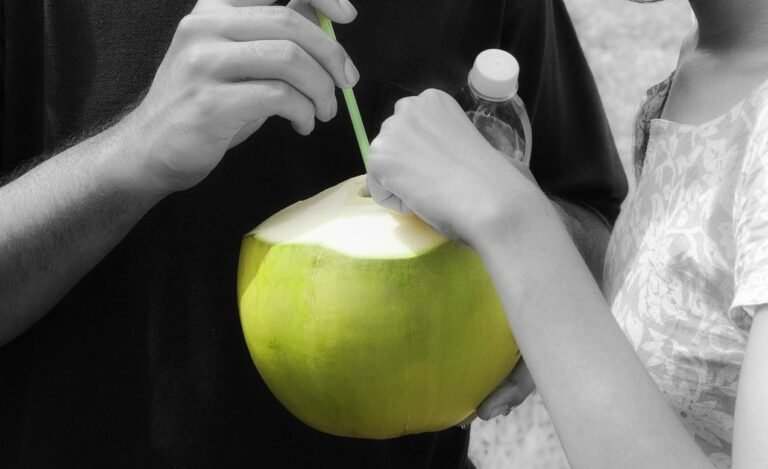 Kandungan Nutrisi Air Kelapa dan Manfaatnya untuk Tubuh, Segar dan Sehat Alami