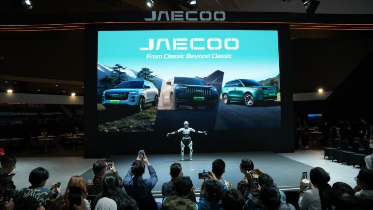 Disambut Robot Humanoid di Booth JAECOO, Pengunjung IIMS 2026 Langsung Berhenti Nonton