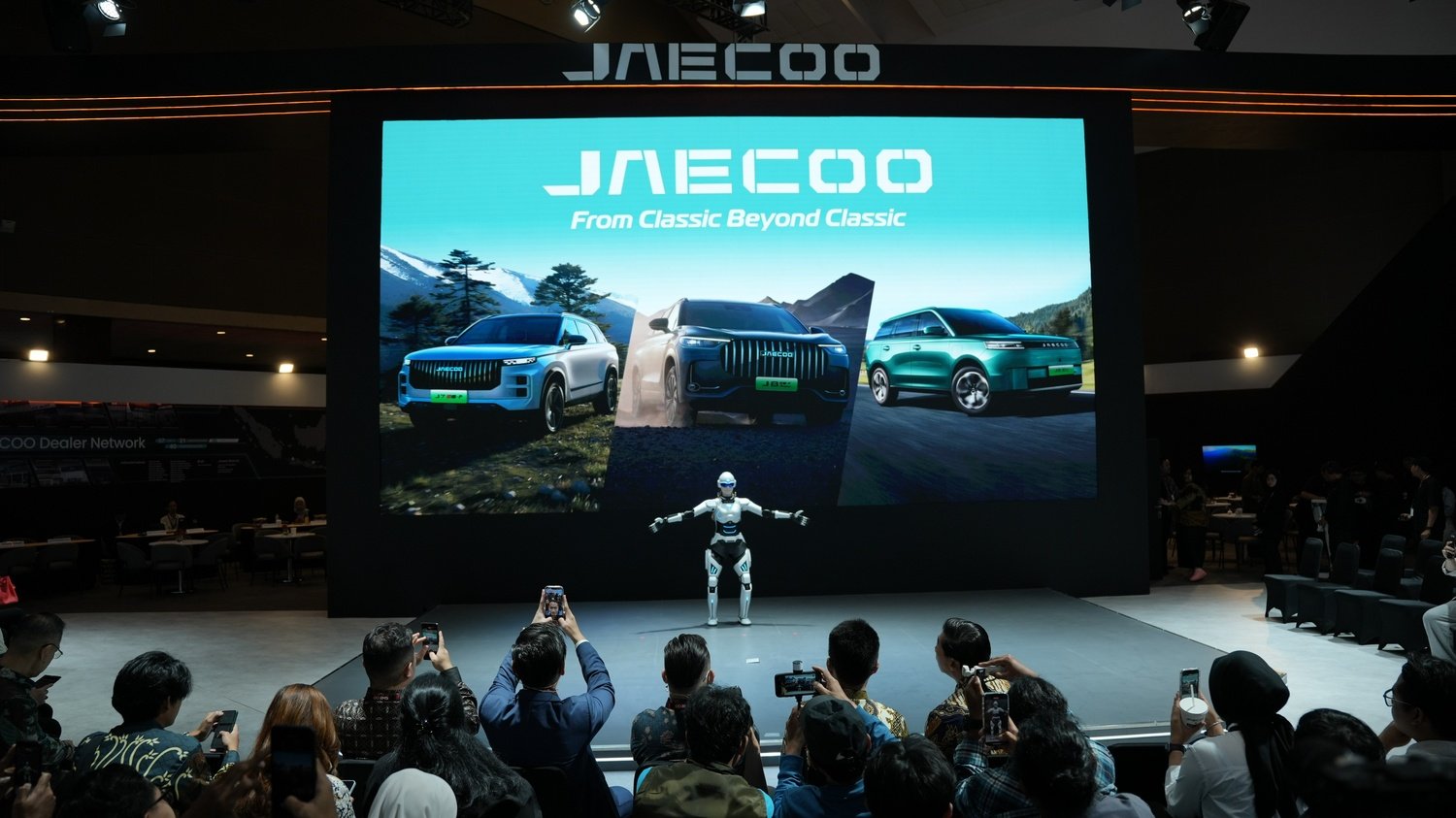 Disambut Robot Humanoid di Booth JAECOO, Pengunjung IIMS 2026 Langsung Berhenti Nonton