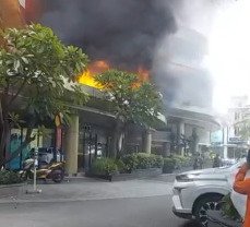 Mal Ciputra Cibubur Terbakar Siang Hari, Damkar Berjibaku Padamkan Api