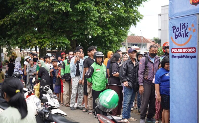 Polres Bogor Turun ke Jalan, Bagikan Takjil dan Makan Gratis untuk Warga di Bulan Ramadan