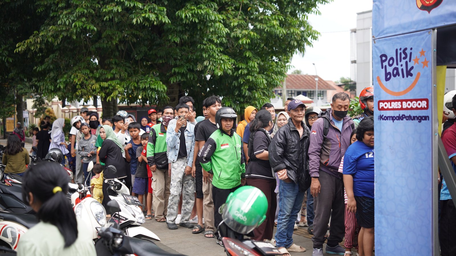 Polres Bogor Turun ke Jalan, Bagikan Takjil dan Makan Gratis untuk Warga di Bulan Ramadan