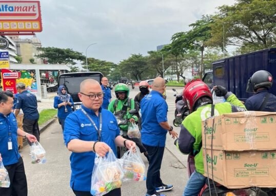 Alfaland Group dan Omega Hotel Management Tebar 1.000 Paket Takjil, Pererat Kebersamaan di Bulan Ramadan