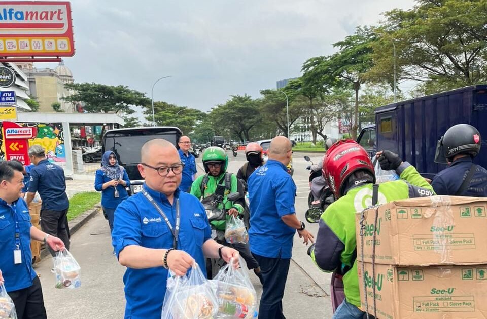 Alfaland Group dan Omega Hotel Management Tebar 1.000 Paket Takjil, Pererat Kebersamaan di Bulan Ramadan