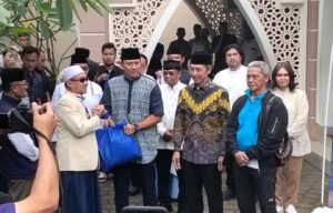 AHY Ngabuburit di Bogor Naik Vespa, Main Basket di Sempur hingga Serahkan Bantuan untuk DKM