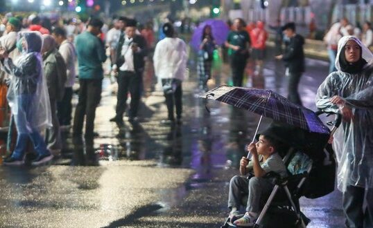 Walau Hujan, Warga Tetap Antusias Nikmati Car Free Night Takbiran di Jakarta