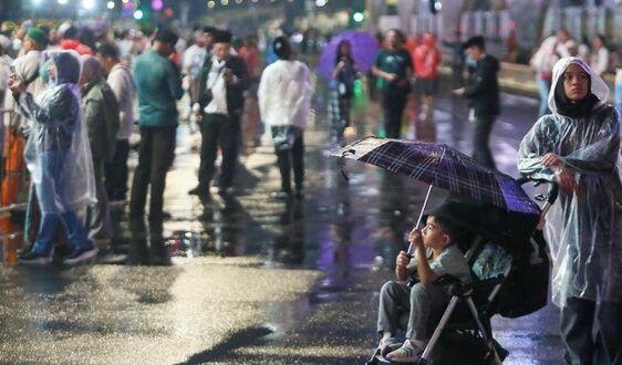 Walau Hujan, Warga Tetap Antusias Nikmati Car Free Night Takbiran di Jakarta