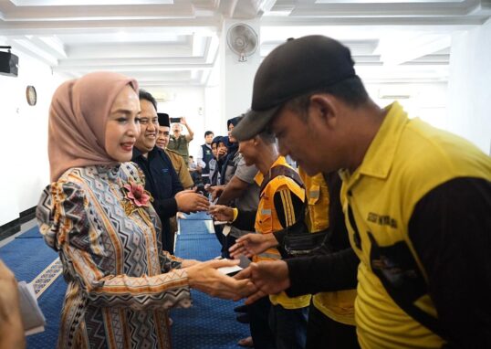400 Petugas Kebersihan dan Pertamanan Terima Santunan Ramadan di Balai Kota Bogor