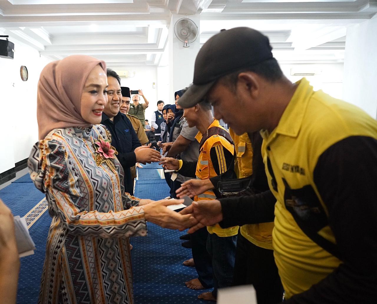 400 Petugas Kebersihan dan Pertamanan Terima Santunan Ramadan di Balai Kota Bogor