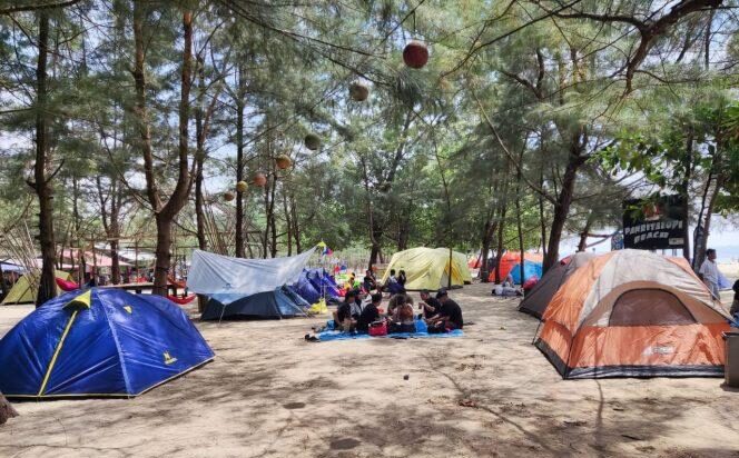 Pantai Palabuhanratu Masih Ramai, Banyak Wisatawan Pilih Kemping di Pinggir Pantai