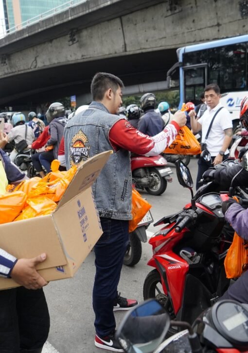 Ramai Lalu Lintas Tak Halangi Berbagi, 5.000 Takjil Dibagikan Satlantas Jakbar dan Brotherhood Birkers