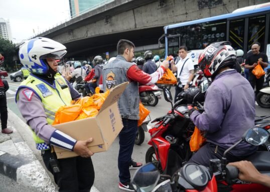 Ramai Lalu Lintas Tak Halangi Berbagi, 5.000 Takjil Dibagikan Satlantas Jakbar dan Brotherhood Birkers