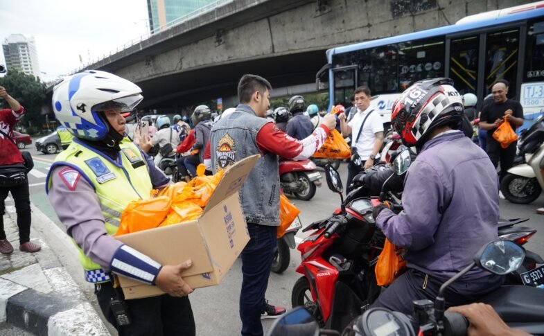 Ramai Lalu Lintas Tak Halangi Berbagi, 5.000 Takjil Dibagikan Satlantas Jakbar dan Brotherhood Birkers
