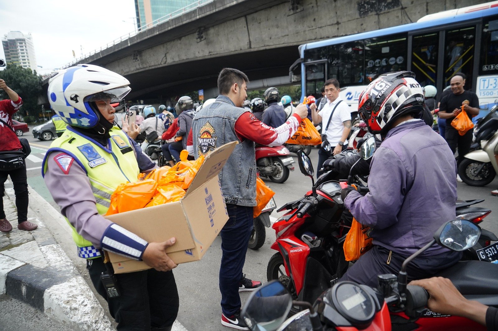 Ramai Lalu Lintas Tak Halangi Berbagi, 5.000 Takjil Dibagikan Satlantas Jakbar dan Brotherhood Birkers