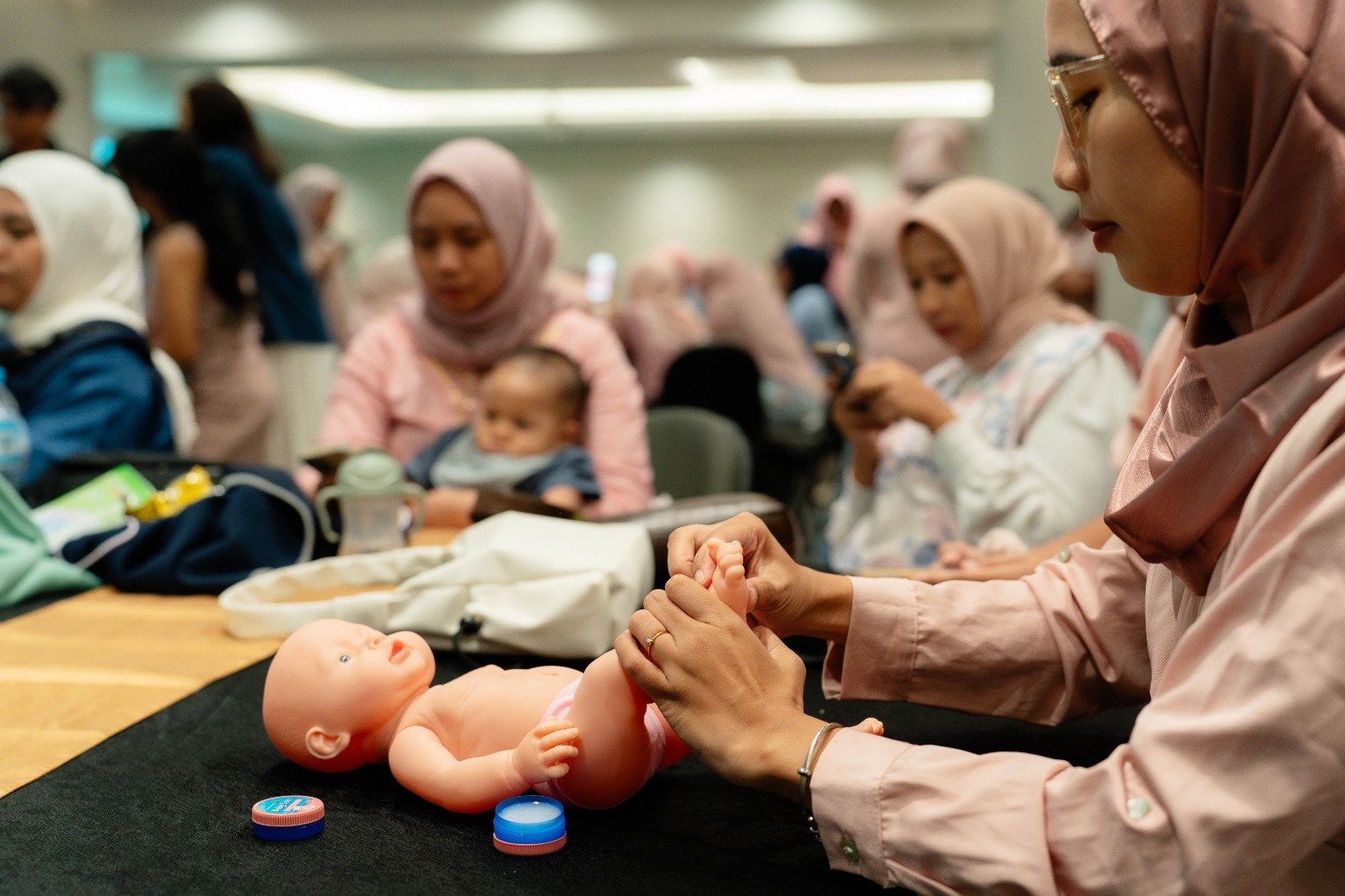 Vicks Baby Balm Resmi Hadir di Indonesia, Kenalkan Ritual “Oles, Pijat, LOVE” untuk Kenyamanan Bayi
