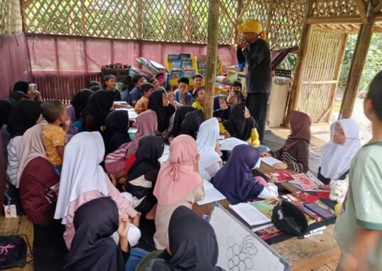 Ramadhan Ceria #3: Daya Putra Bangsa Gelar Workshop Mendongeng untuk 55 Anak di Cijeruk Bogor
