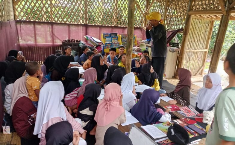 Ramadhan Ceria #3: Daya Putra Bangsa Gelar Workshop Mendongeng untuk 55 Anak di Cijeruk Bogor