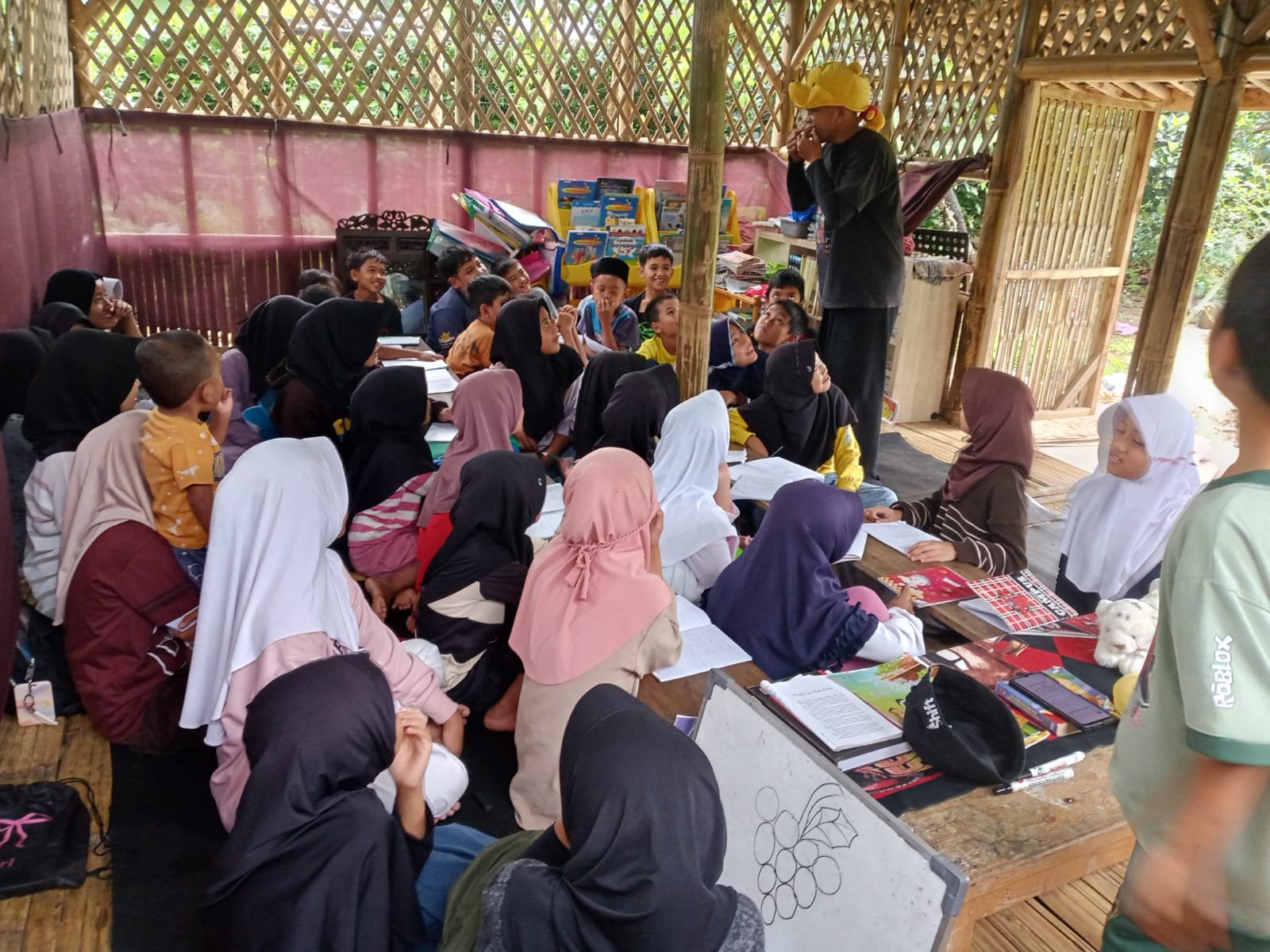 Ramadhan Ceria #3: Daya Putra Bangsa Gelar Workshop Mendongeng untuk 55 Anak di Cijeruk Bogor