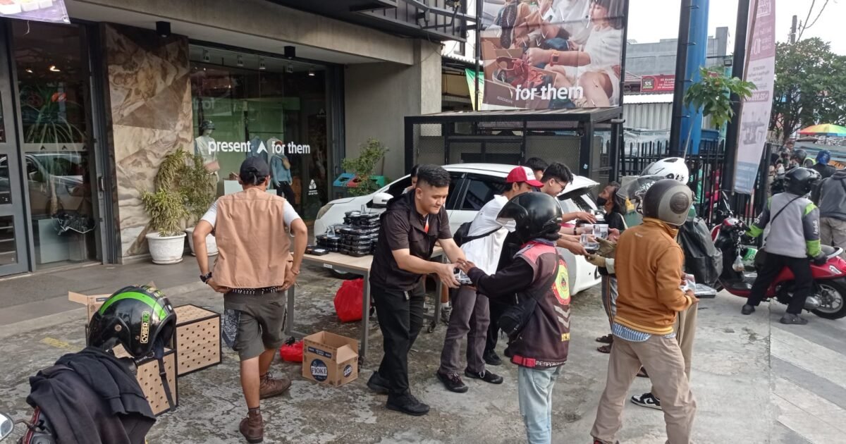 200 Takjil Gratis Dibagikan Eiger Margonda Depok, Aksi Berbagi di Ramadan Tuai Apresiasi