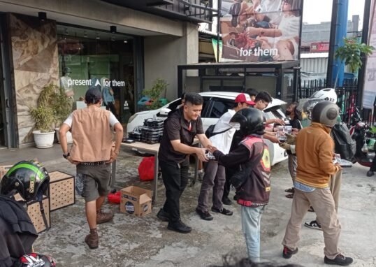 200 Takjil Gratis Dibagikan Eiger Margonda Depok, Aksi Berbagi di Ramadan Tuai Apresiasi