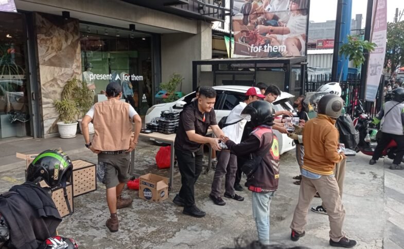 200 Takjil Gratis Dibagikan Eiger Margonda Depok, Aksi Berbagi di Ramadan Tuai Apresiasi