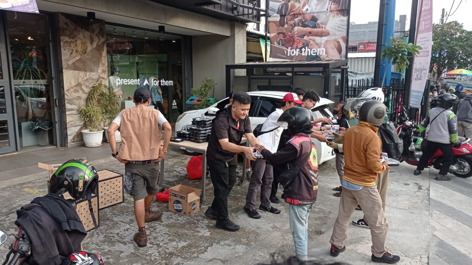 200 Takjil Gratis Dibagikan Eiger Margonda Depok, Aksi Berbagi di Ramadan Tuai Apresiasi