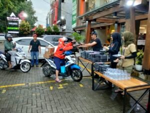 Eiger Tropical Adventure Gelar Aksi Berbagi Takjil Ramadan Bertema “Indahnya Berbagi”