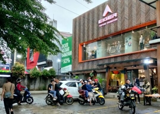 Eiger Tropical Adventure Gelar Aksi Berbagi Takjil Ramadan Bertema “Indahnya Berbagi”