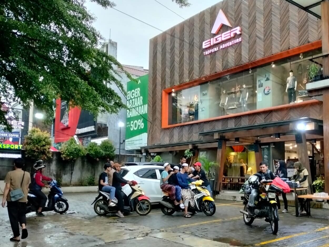 Eiger Tropical Adventure Gelar Aksi Berbagi Takjil Ramadan Bertema “Indahnya Berbagi”