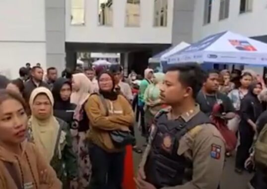 Antre dari Pagi, Warga Bogor Kecewa Kupon Tukar Uang Baru di Balai Kota Habis