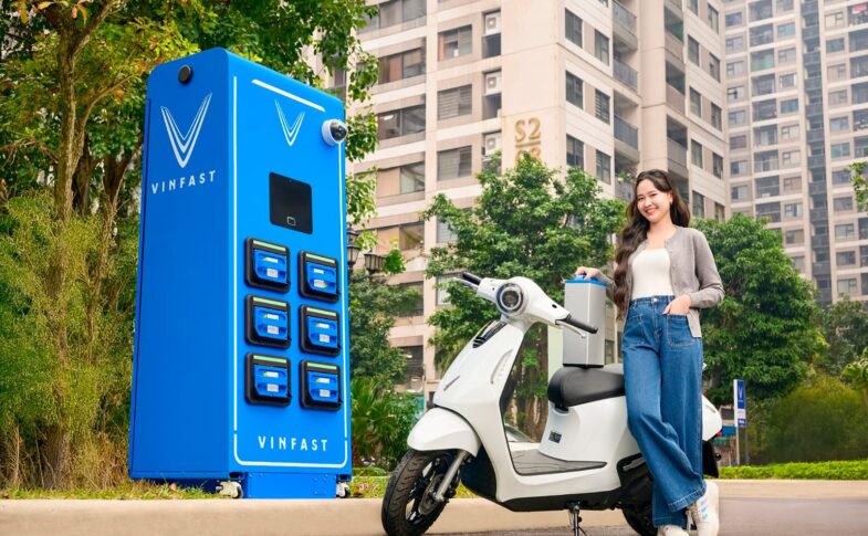 Saat Harga Bensin Naik, VinFast Ajak Konsumen Beralih ke Mobil Listrik