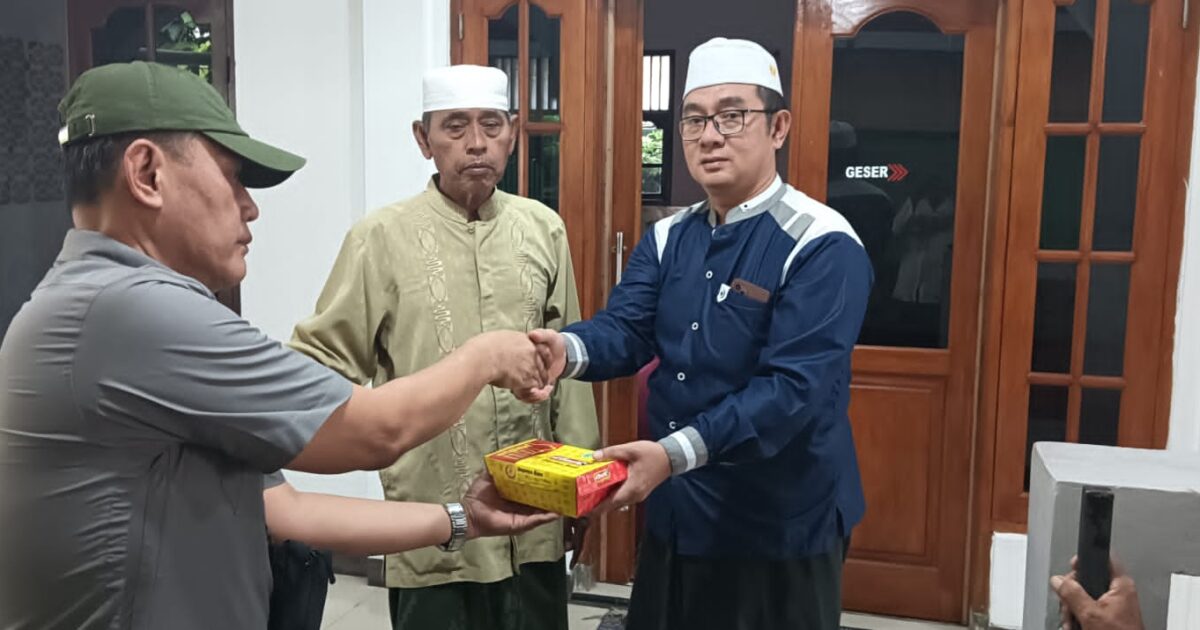D’Besto Bagikan 100 Paket Takjil di Kalimalang, Pengguna Jalan dan Jamaah Masjid Ikut Merasakan Berkah Ramadan