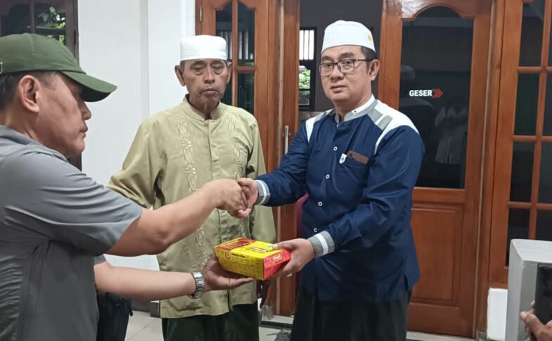 D’Besto Bagikan 100 Paket Takjil di Kalimalang, Pengguna Jalan dan Jamaah Masjid Ikut Merasakan Berkah Ramadan