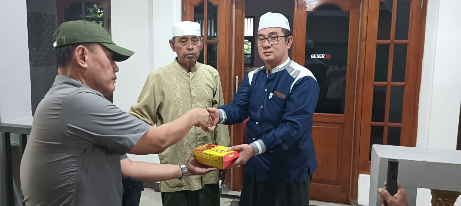 D’Besto Bagikan 100 Paket Takjil di Kalimalang, Pengguna Jalan dan Jamaah Masjid Ikut Merasakan Berkah Ramadan