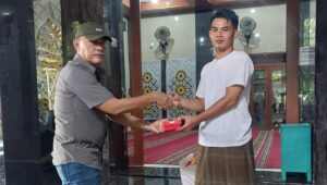 D’Besto Bagikan 100 Paket Takjil di Kalimalang, Pengguna Jalan dan Jamaah Masjid Ikut Merasakan Berkah Ramadan