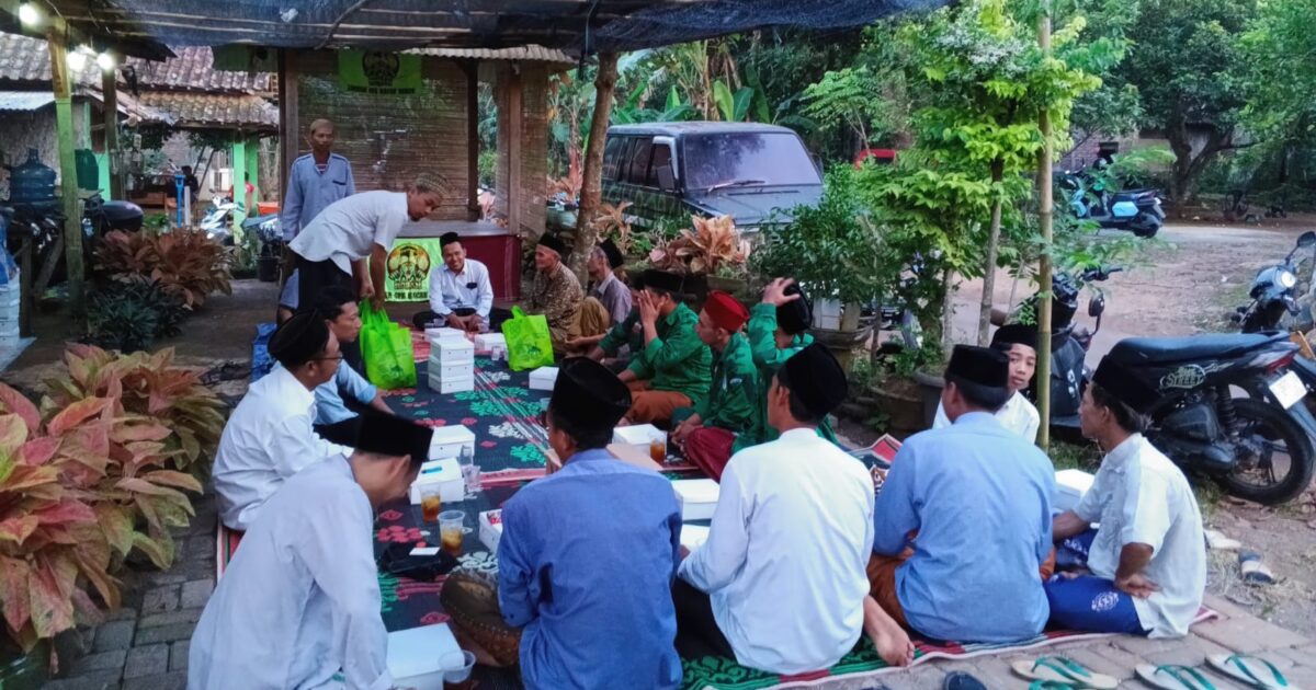 GPK Macan Roban Bagikan Bingkisan Lebaran untuk Guru Diniyah dan TPQ